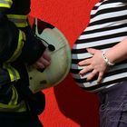 Feuerwehrhelm oder Babybauch?