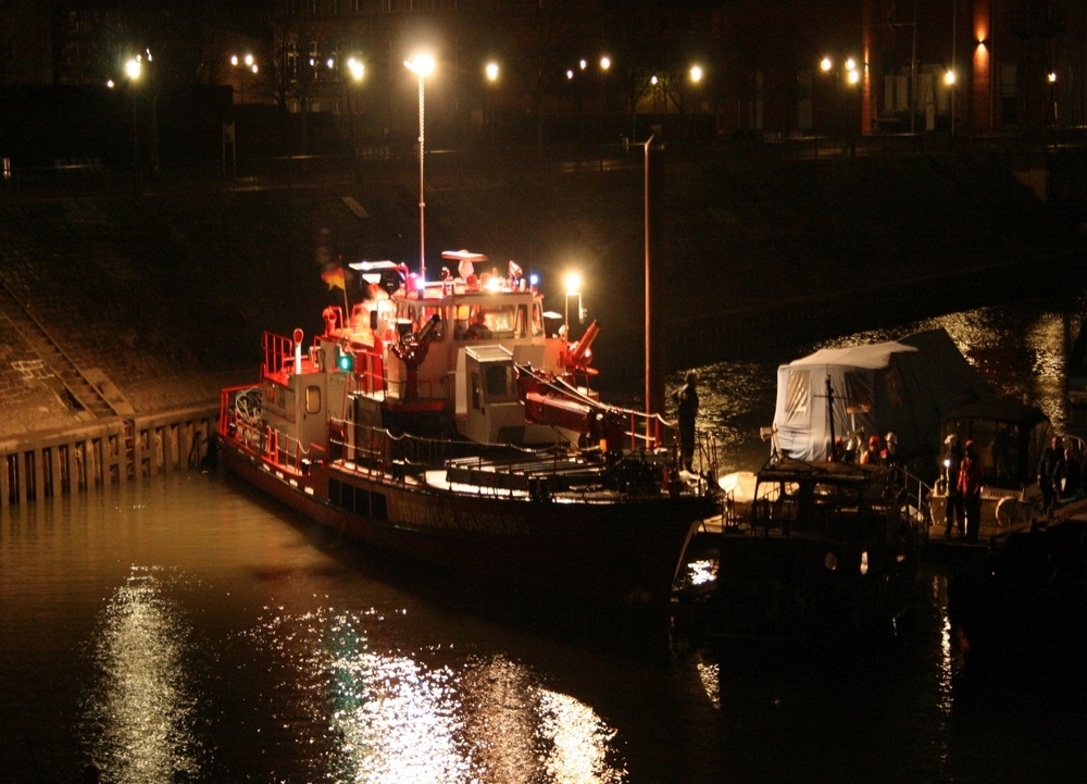 Feuerwehrlöschboot Duisburg im Nachteinsatz 2