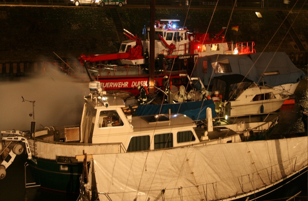 Feuerwehrlöschboot Duisburg im Nachteinsatz