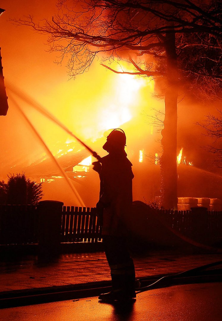 Feuerwehrmann bei der Brandbekämpfung