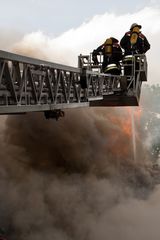 Feuerwehrmann bei Öffnen des Daches