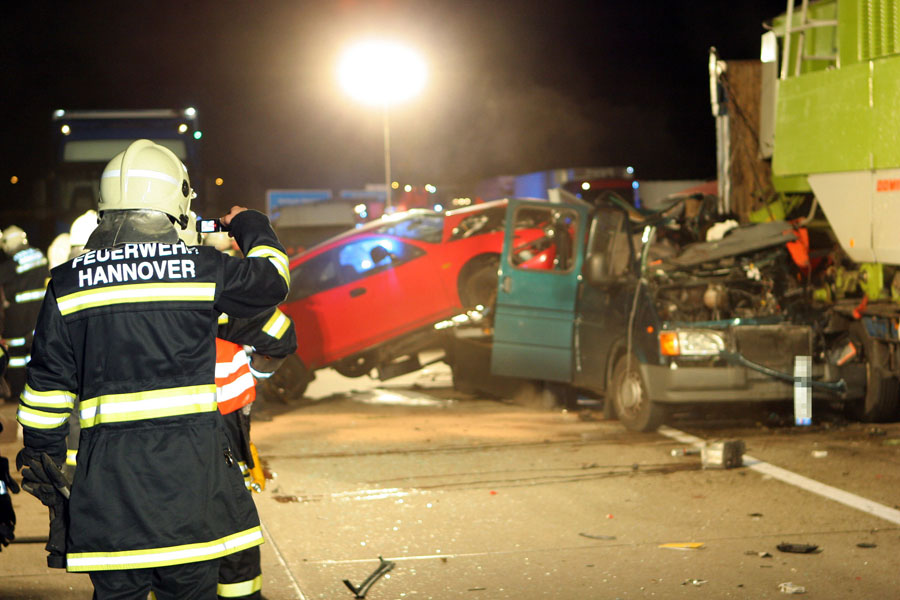 Feuerwehrmann mit Handycam