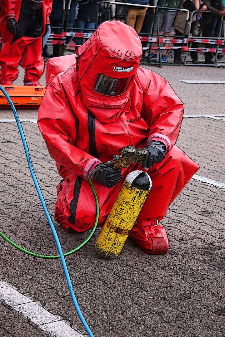 Feuerwehrmann unter CSA bei der Technischen Hilfe (TH)