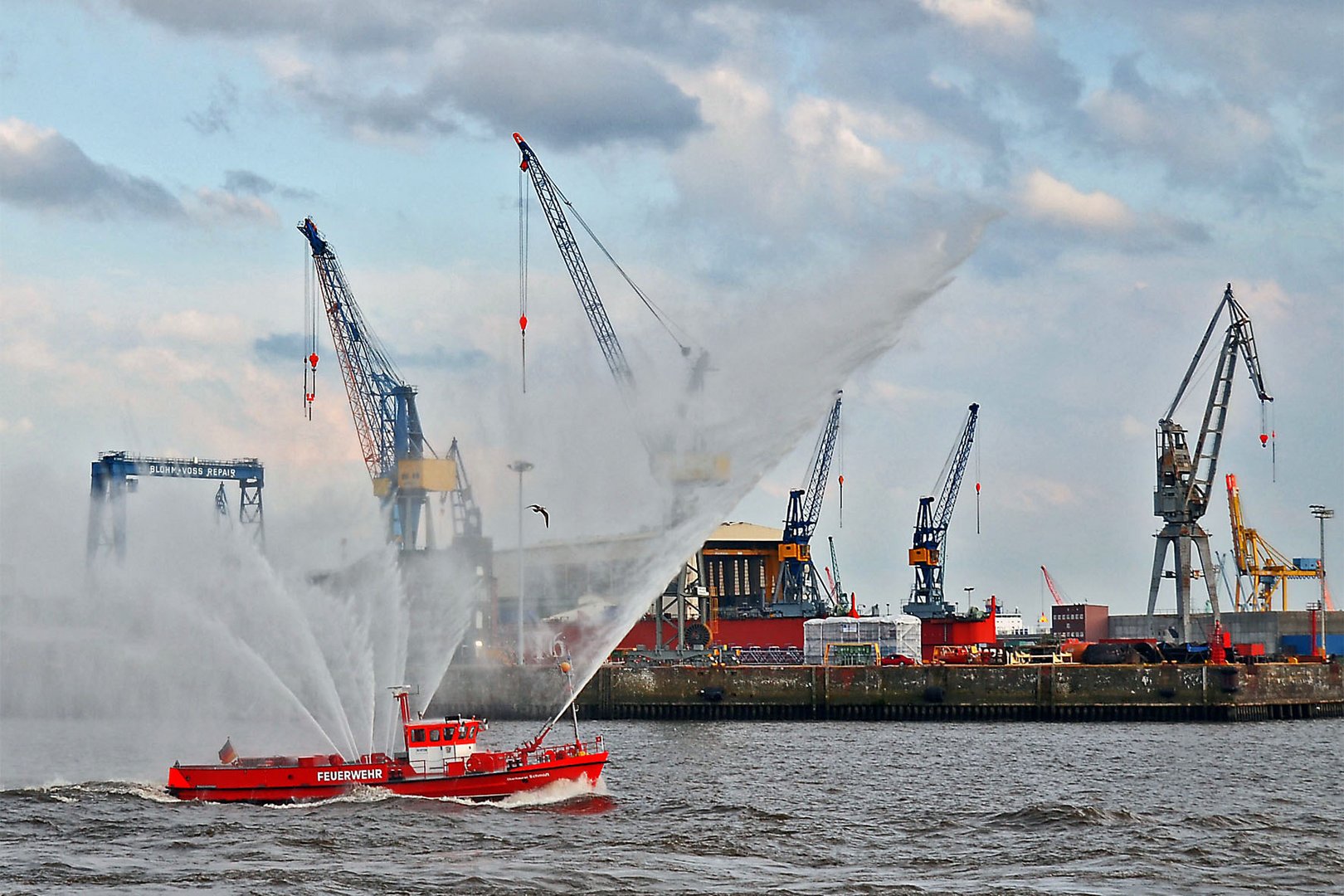 Feuerwehrschiff im Hamburger Hafen