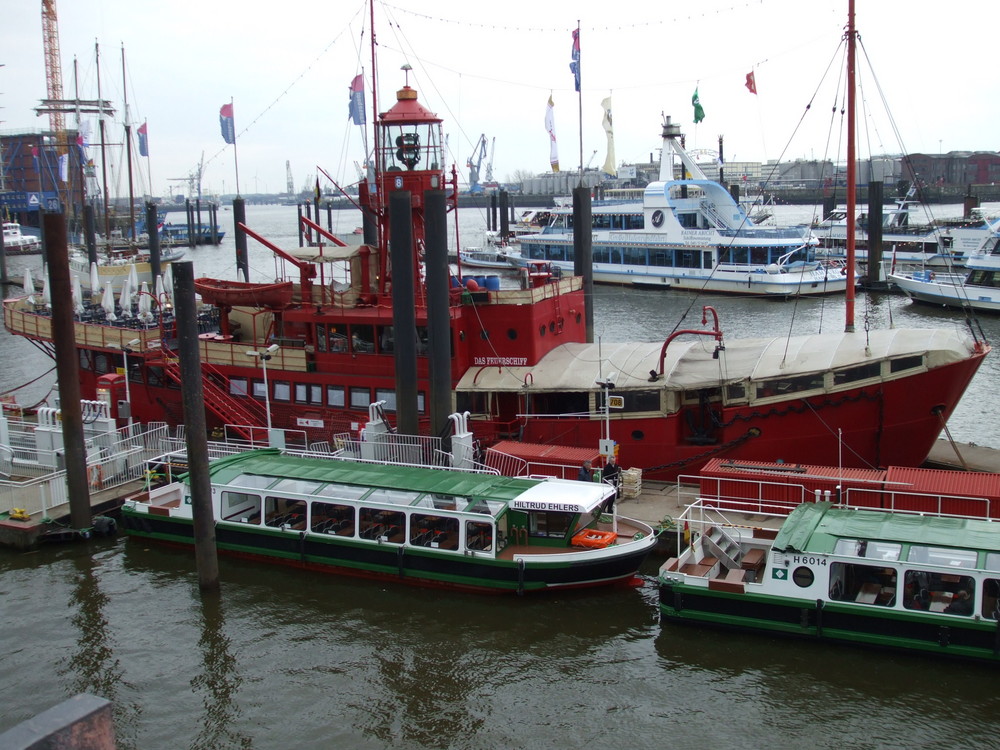 Feuerwehrschiff in Hamburg