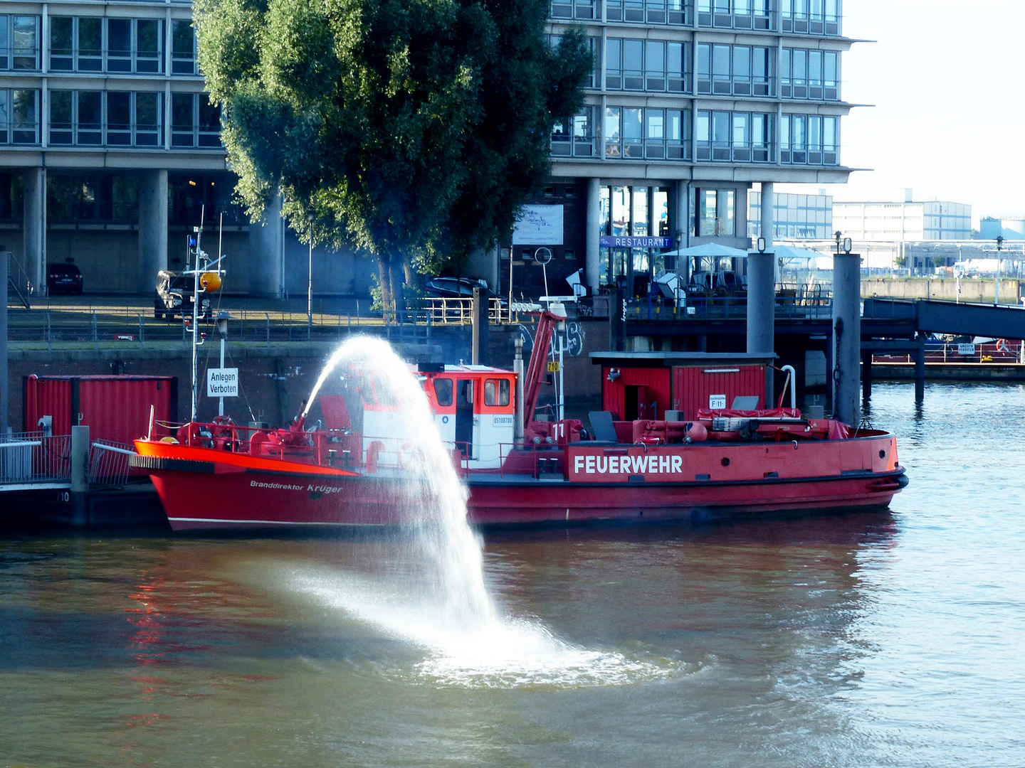 Feuerwehrschiff in Hamburg Hafencity