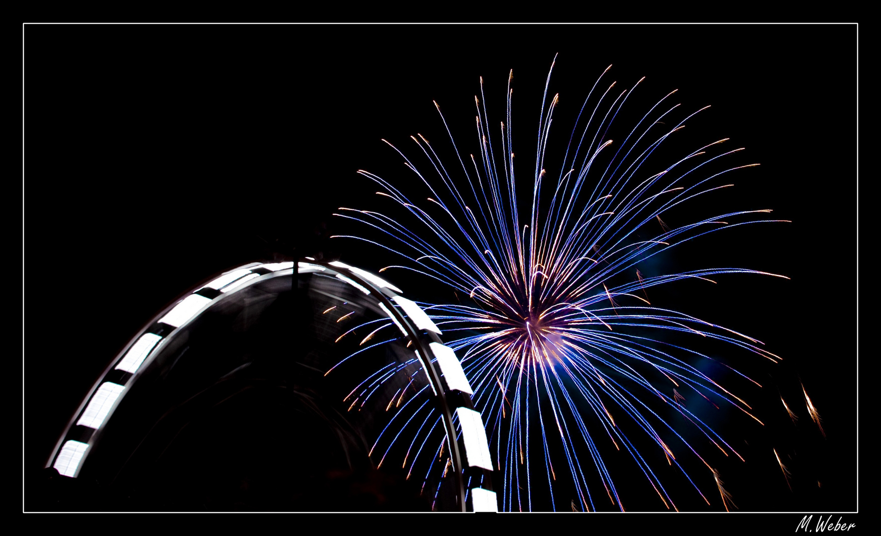 Feuerwerk am Augsburger Herbstplärrer mit Riesenrad im Rotation