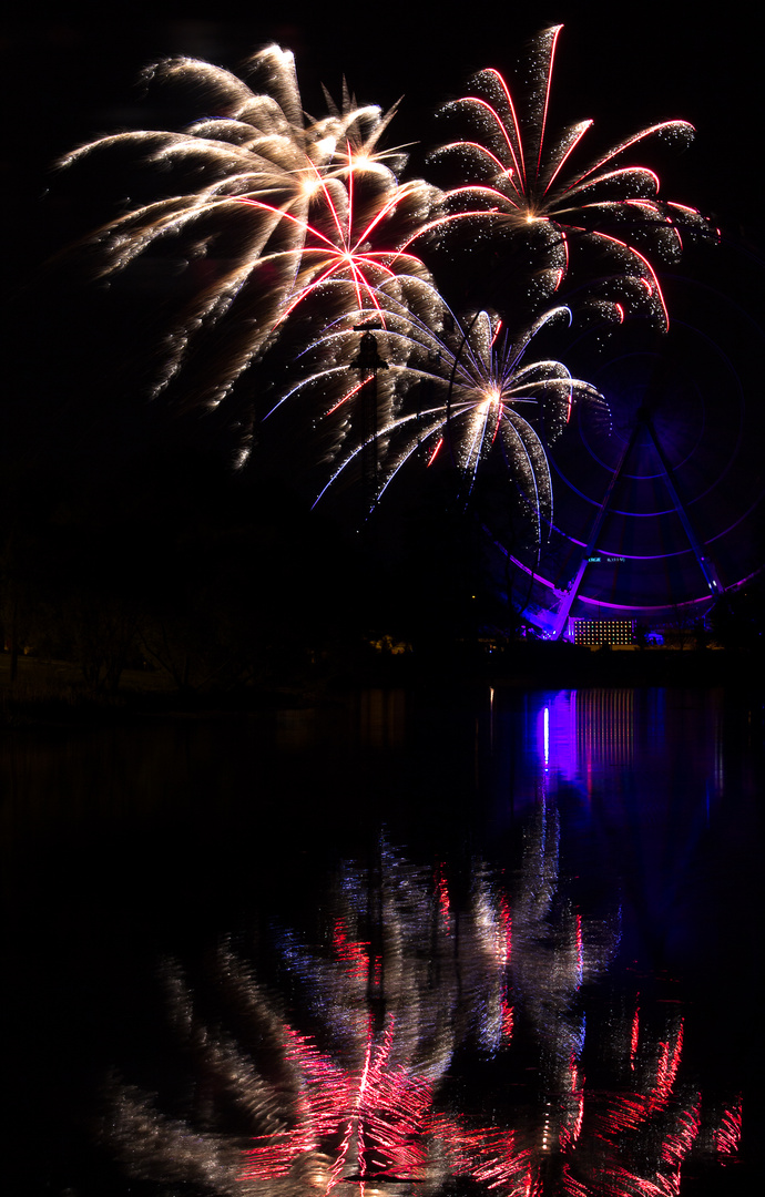 Feuerwerk am Dutzendteich in Nürnberg anlässlich des Frühlingsvolksfestes