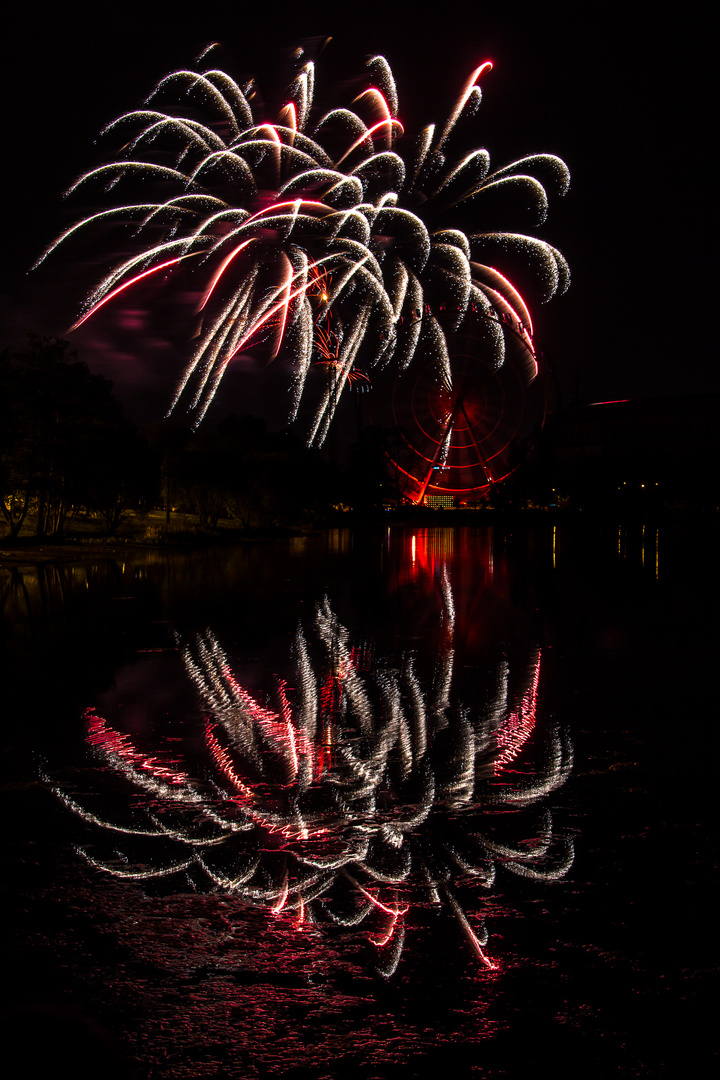 Feuerwerk am Dutzendteich in Nürnberg anlässlich des Frühlingsvolksfestes - Nacht der tausend Lichte