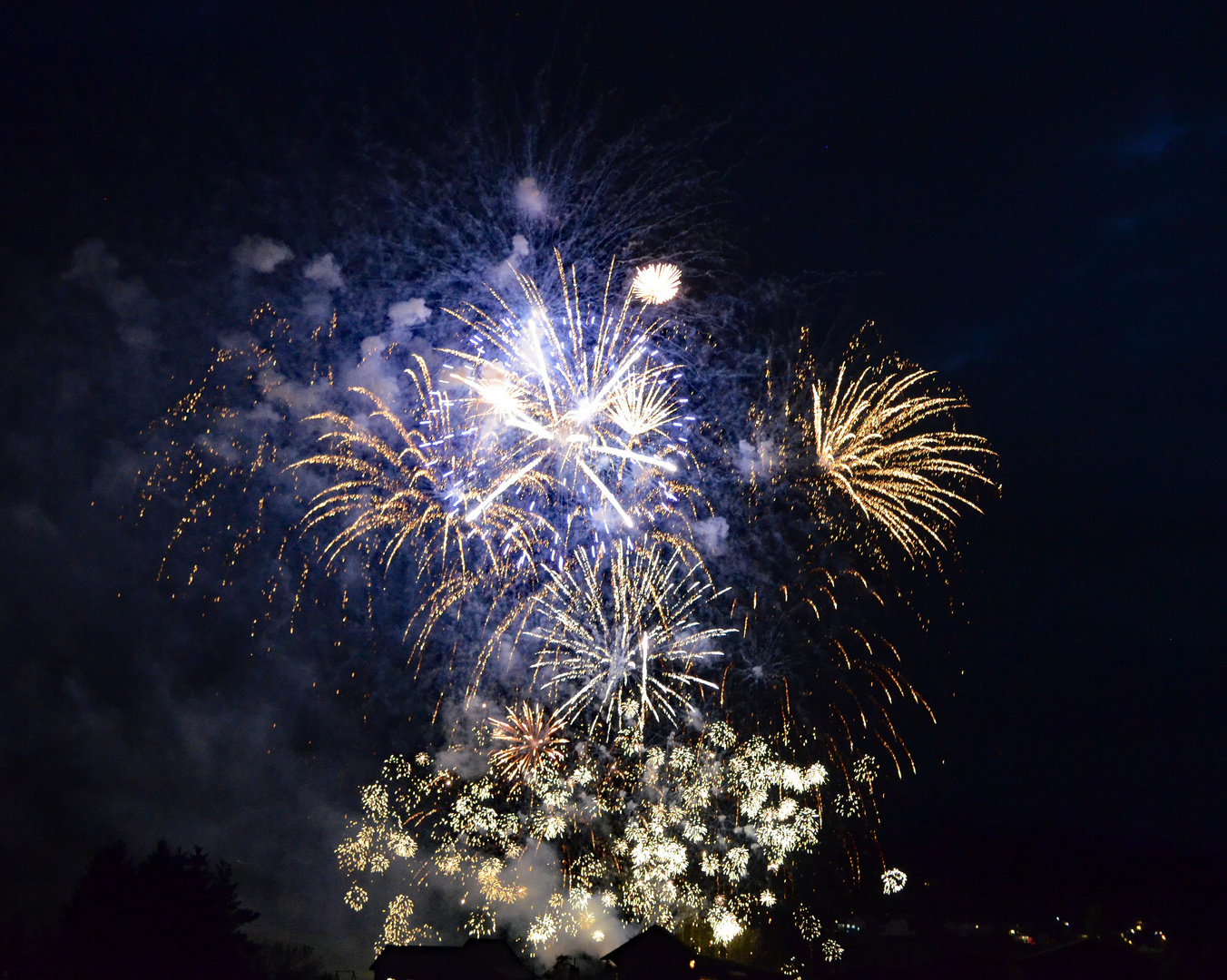 Feuerwerk am Himmel, Dorf am Boden