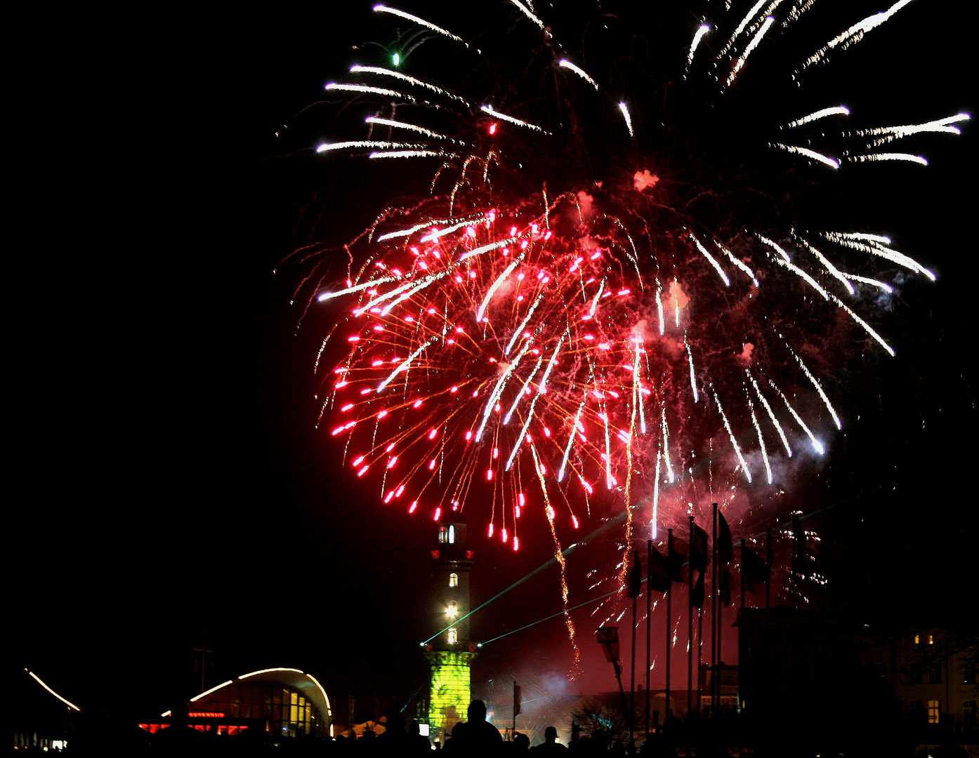 Feuerwerk am Leuchtturm in Rostock