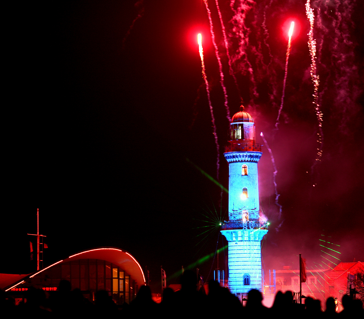 Feuerwerk am Leuchtturm Warnemünde