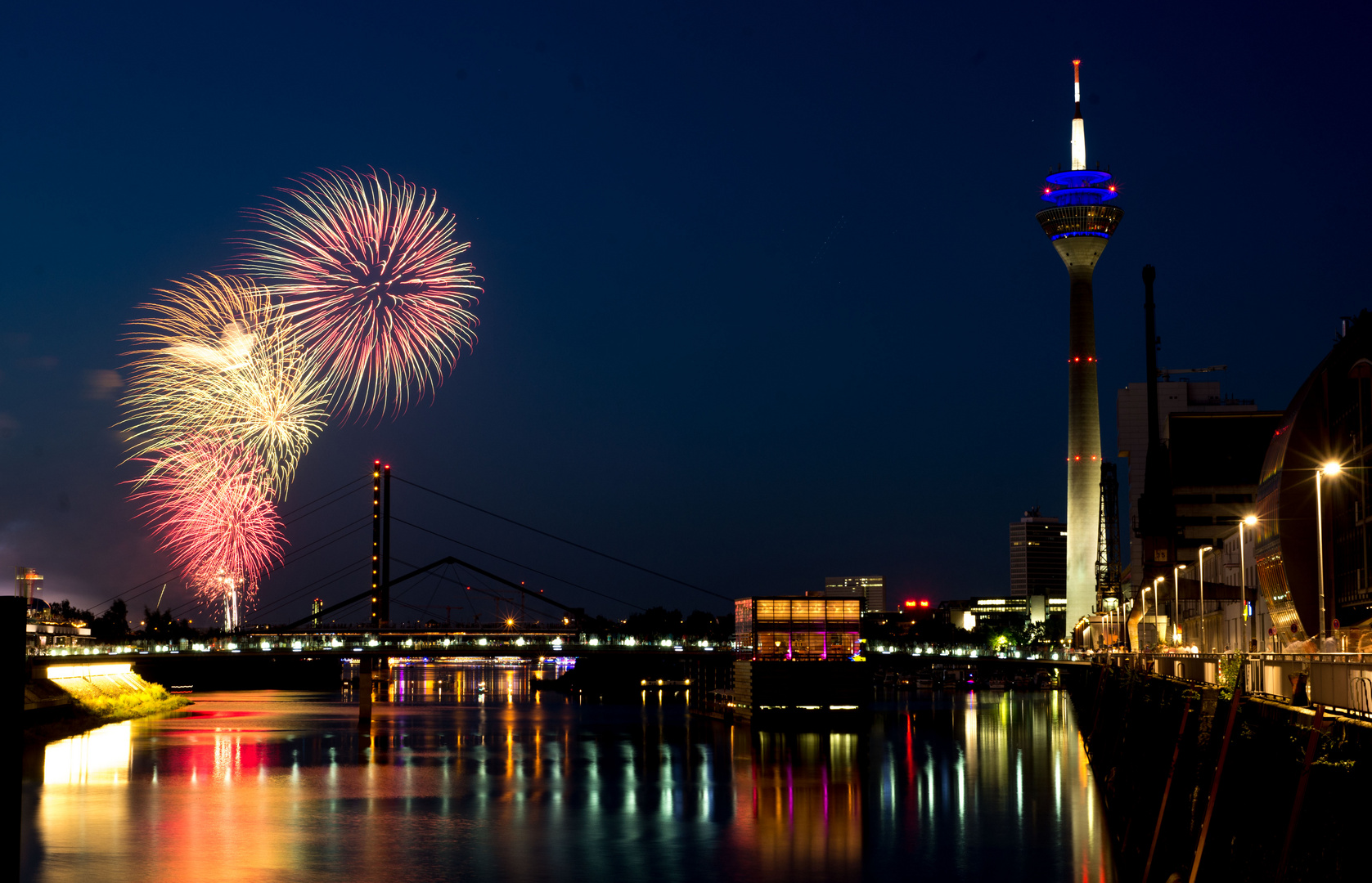 Feuerwerk am Medienhafen