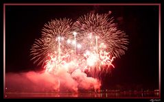 Feuerwerk am See ganz in rot