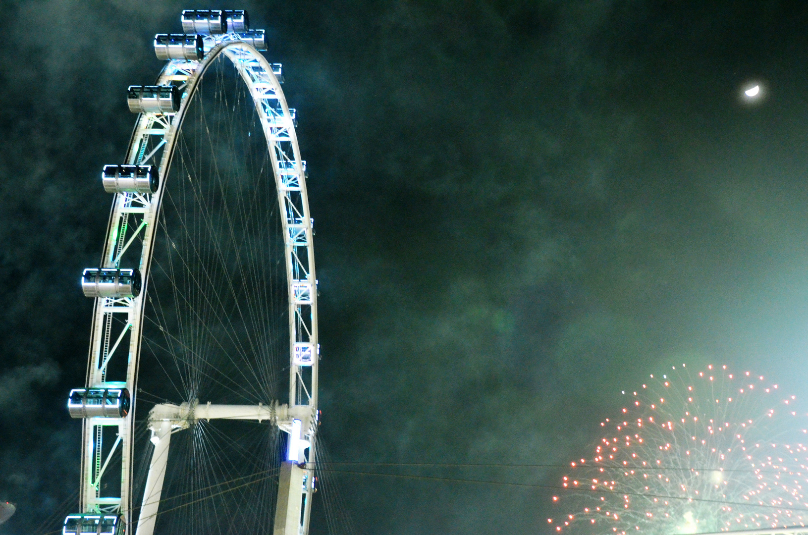 Feuerwerk am Singapore Flyer nach dem Formel 1 Rennen