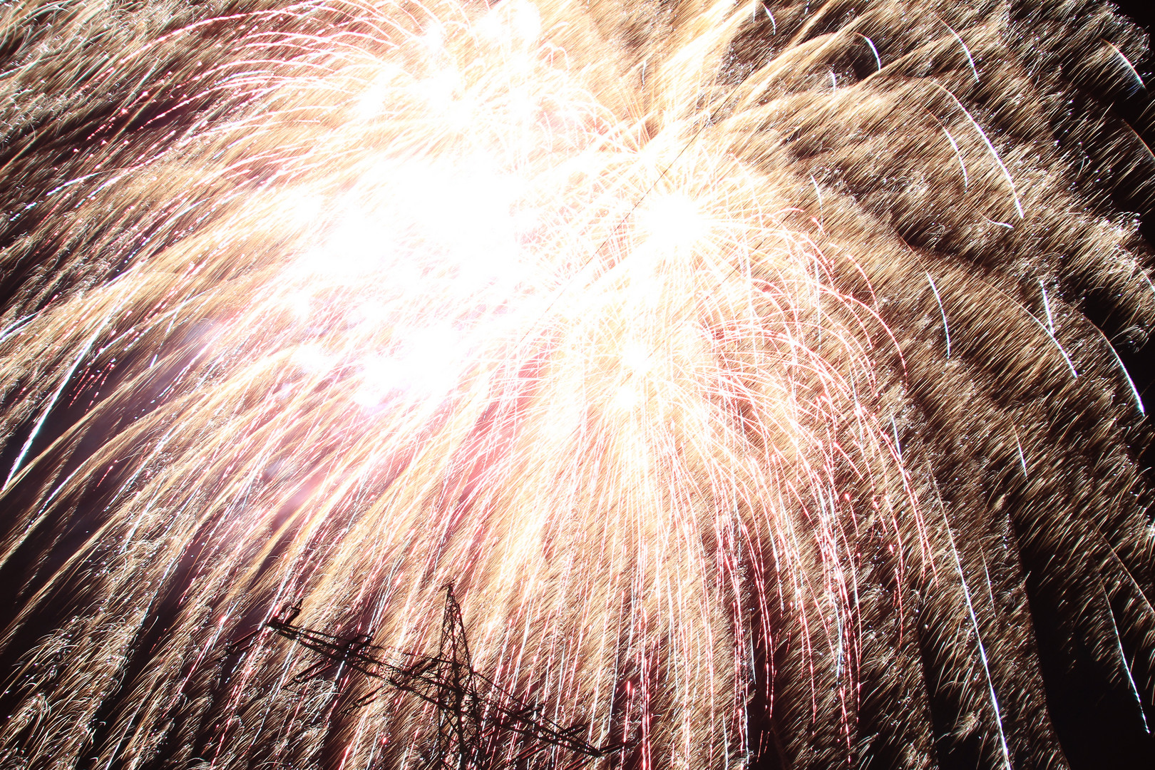 Feuerwerk am Strommast