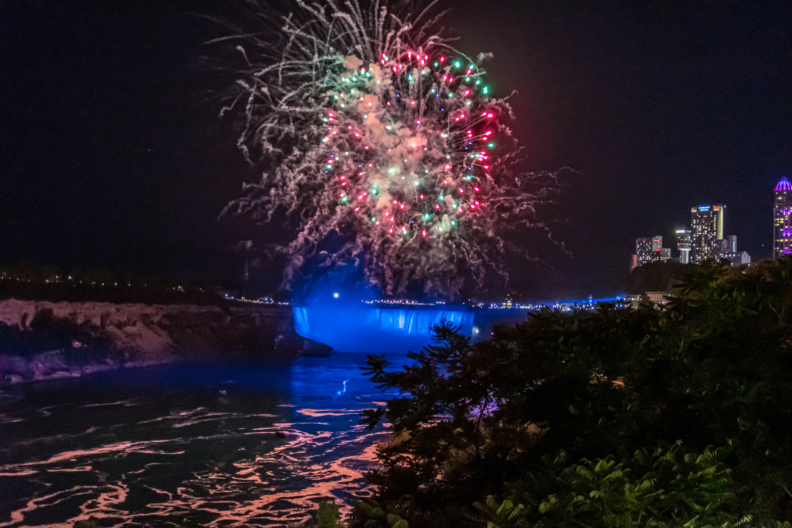 Feuerwerk an den Niagara Fällen