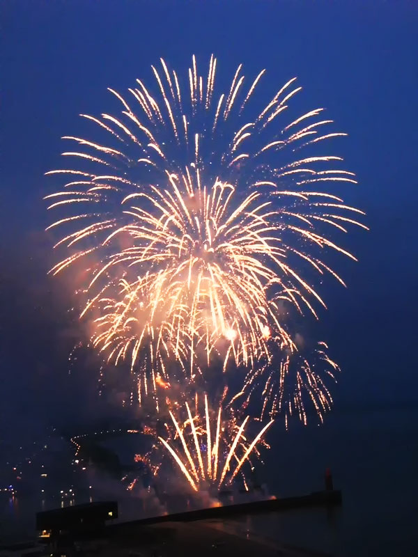 Feuerwerk an der Geeste zur Deicheröffnung, Bremerhaven