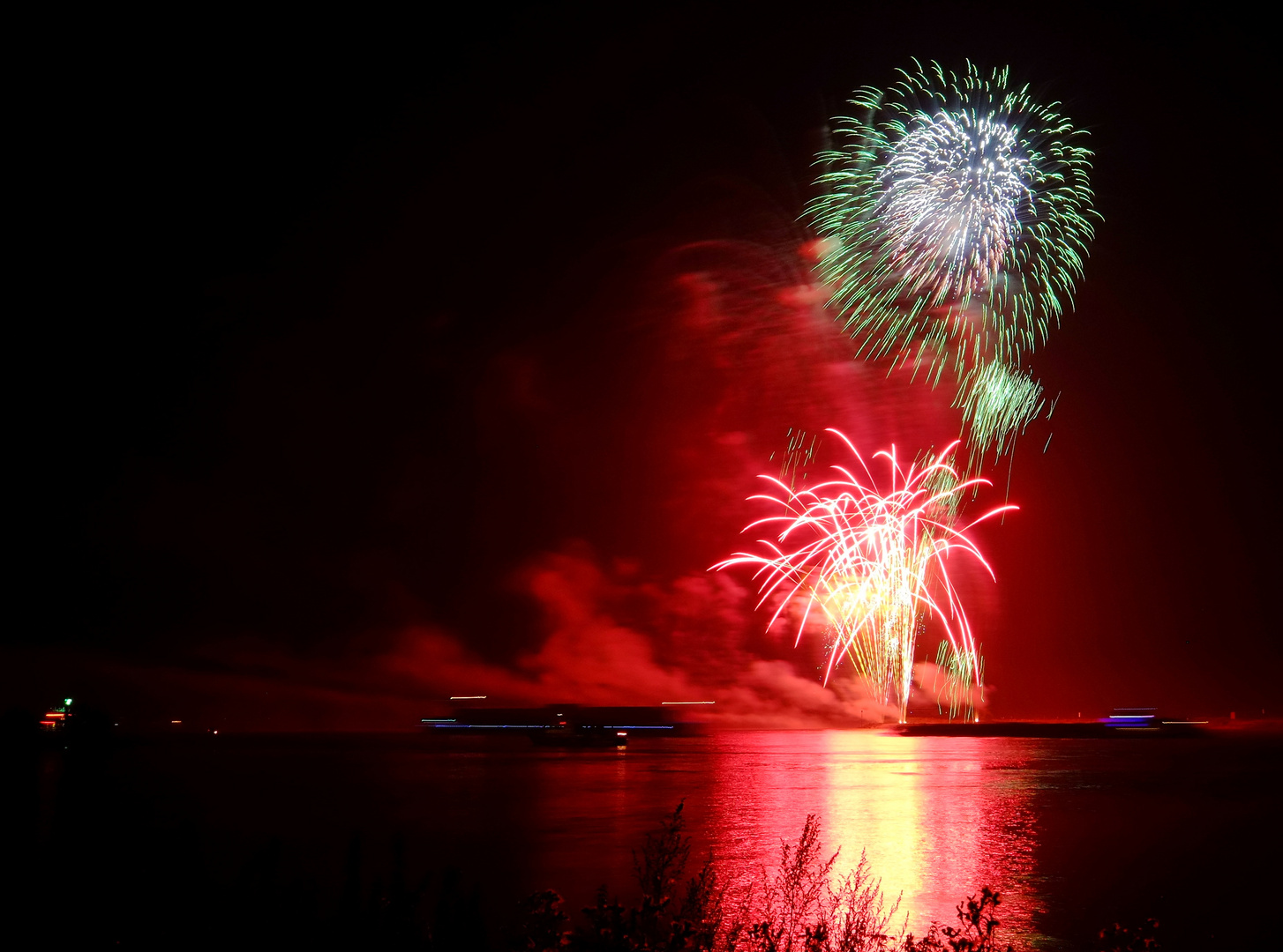 Feuerwerk auf dem Rhein - Emmerich im Licherglanz 2014