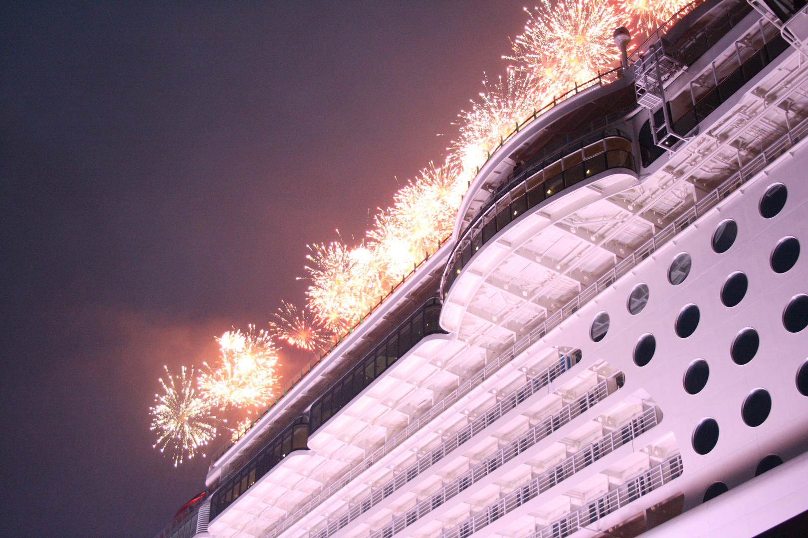 Feuerwerk auf der Disney Dream nach dem erfolgreichen Ausdocken in Papenburg