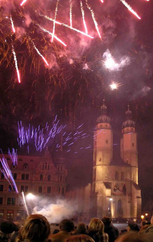 Feuerwerk auf Halles Marktplatz