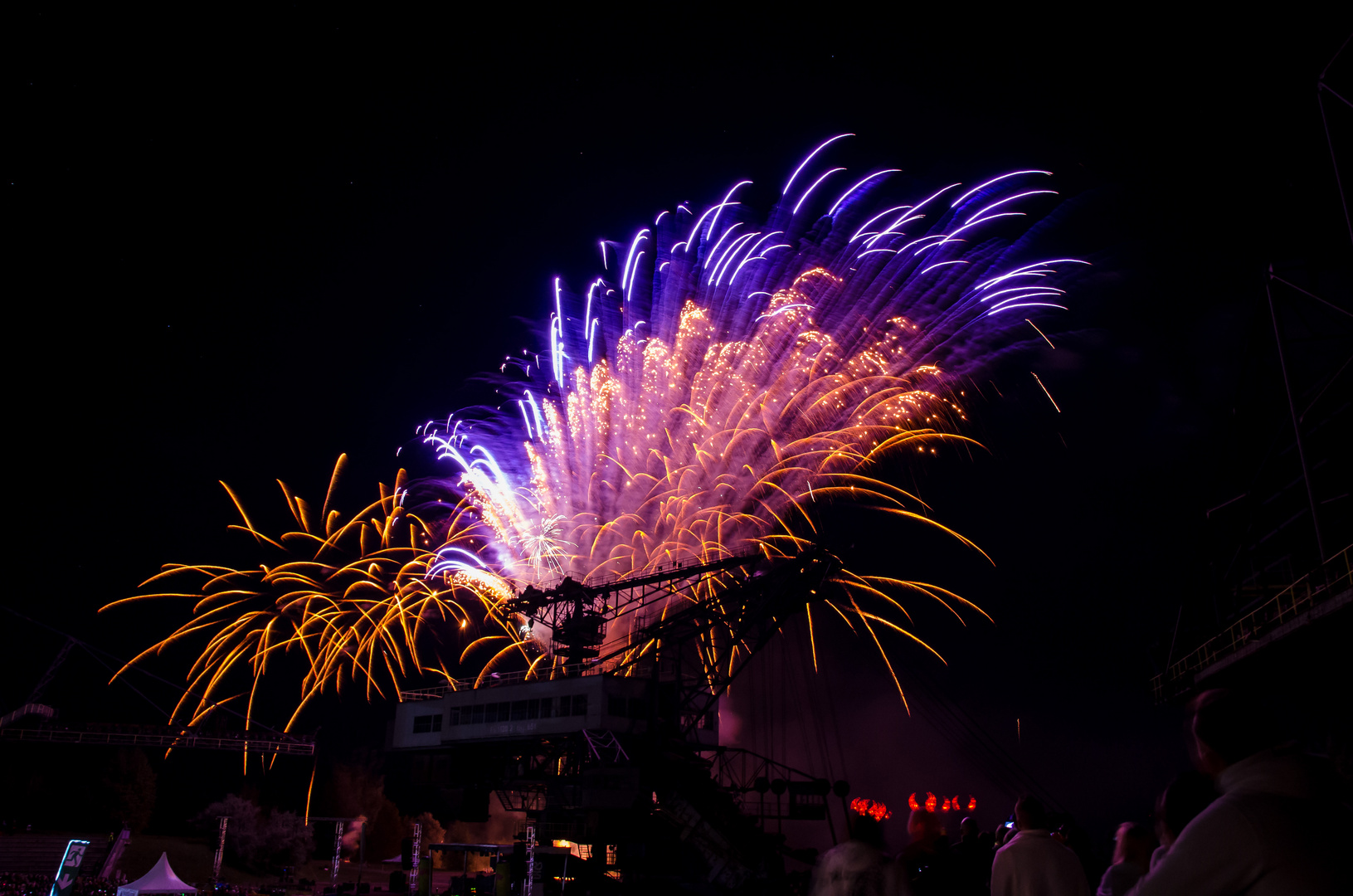 Feuerwerk auf Tagesbaubagger