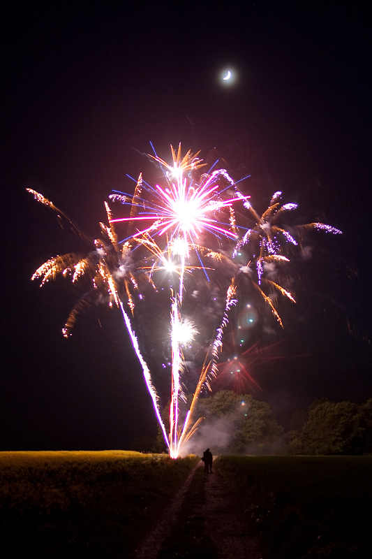 Feuerwerk bei Mondschein