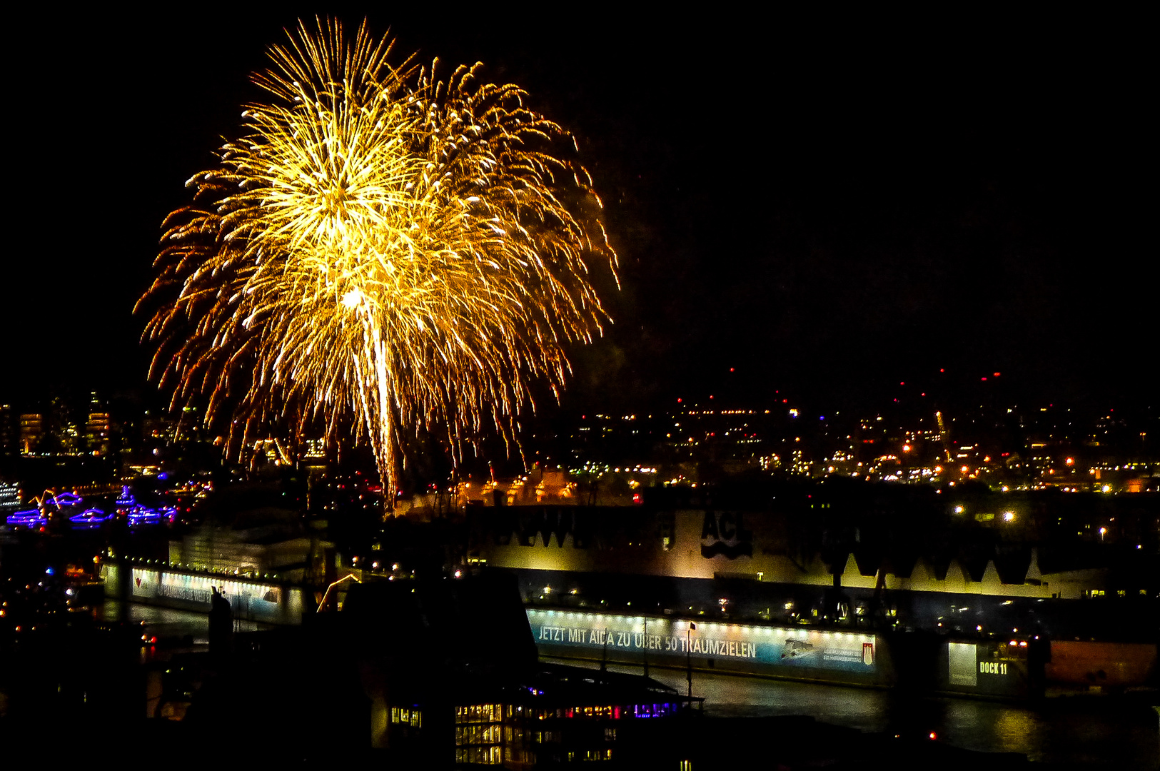 Feuerwerk beim Hafenfest in Hamburg