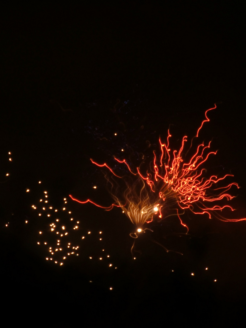 Feuerwerk -   Buntgekringel