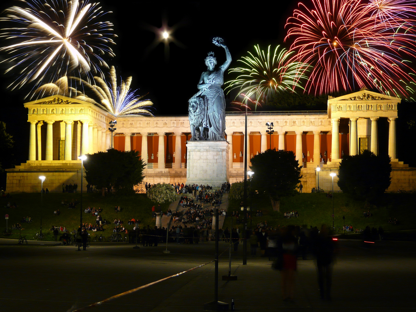 Feuerwerk hinter der Bavaria