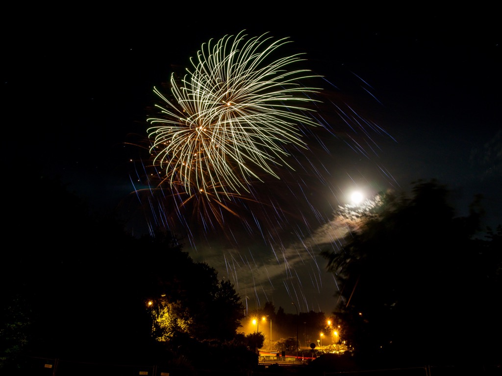 Feuerwerk im Mondschein