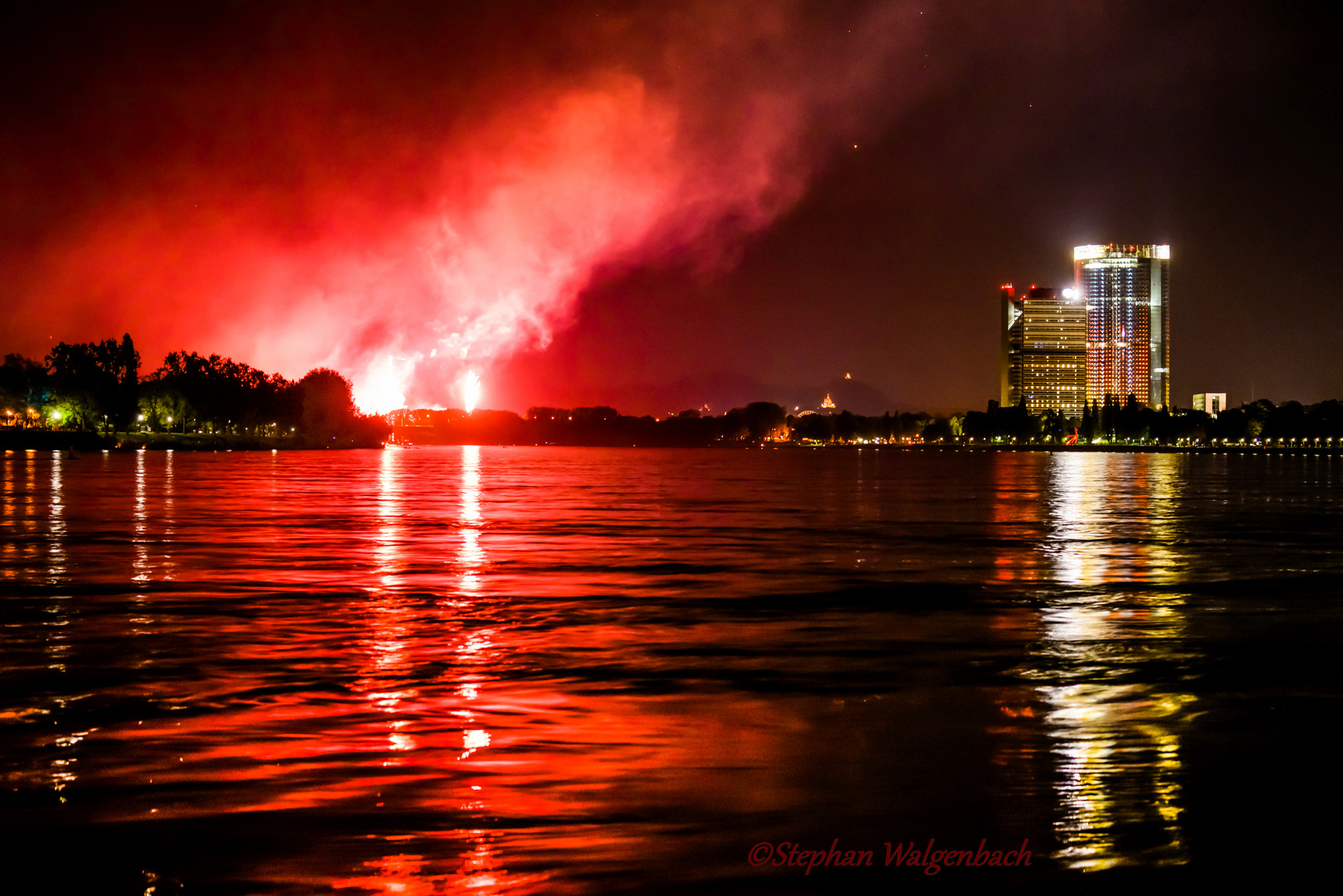 Feuerwerk in der bonner Rheinaue