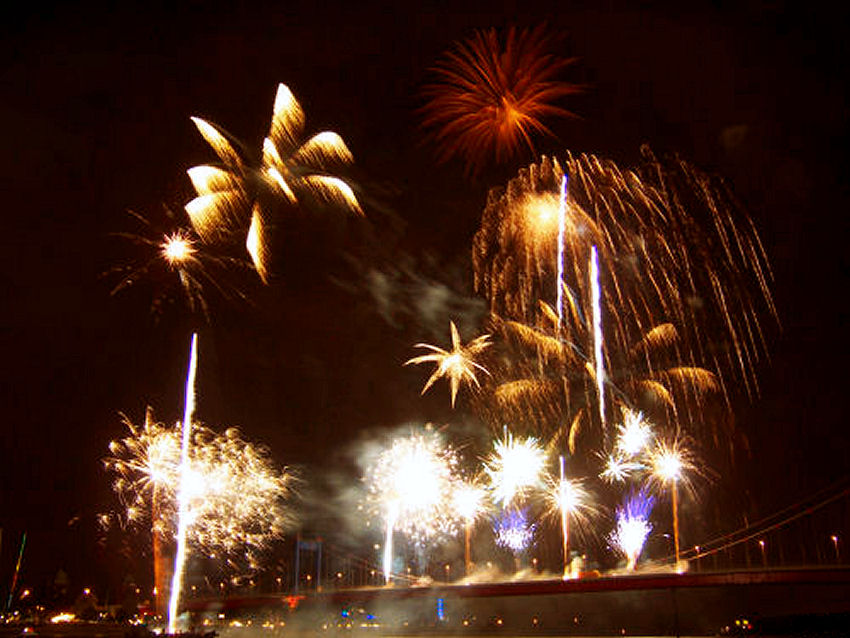 Feuerwerk in Duisburg-Mühlenweide (Hafenfest)