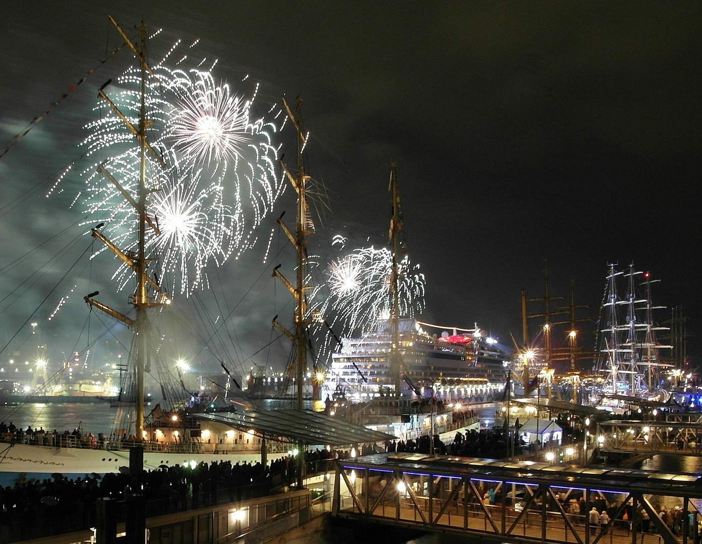 Feuerwerk in Hamburg zur Taufe der AIDA MAR