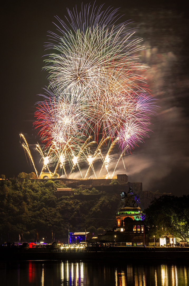 Feuerwerk in Koblenz bei Rhein in Flammen