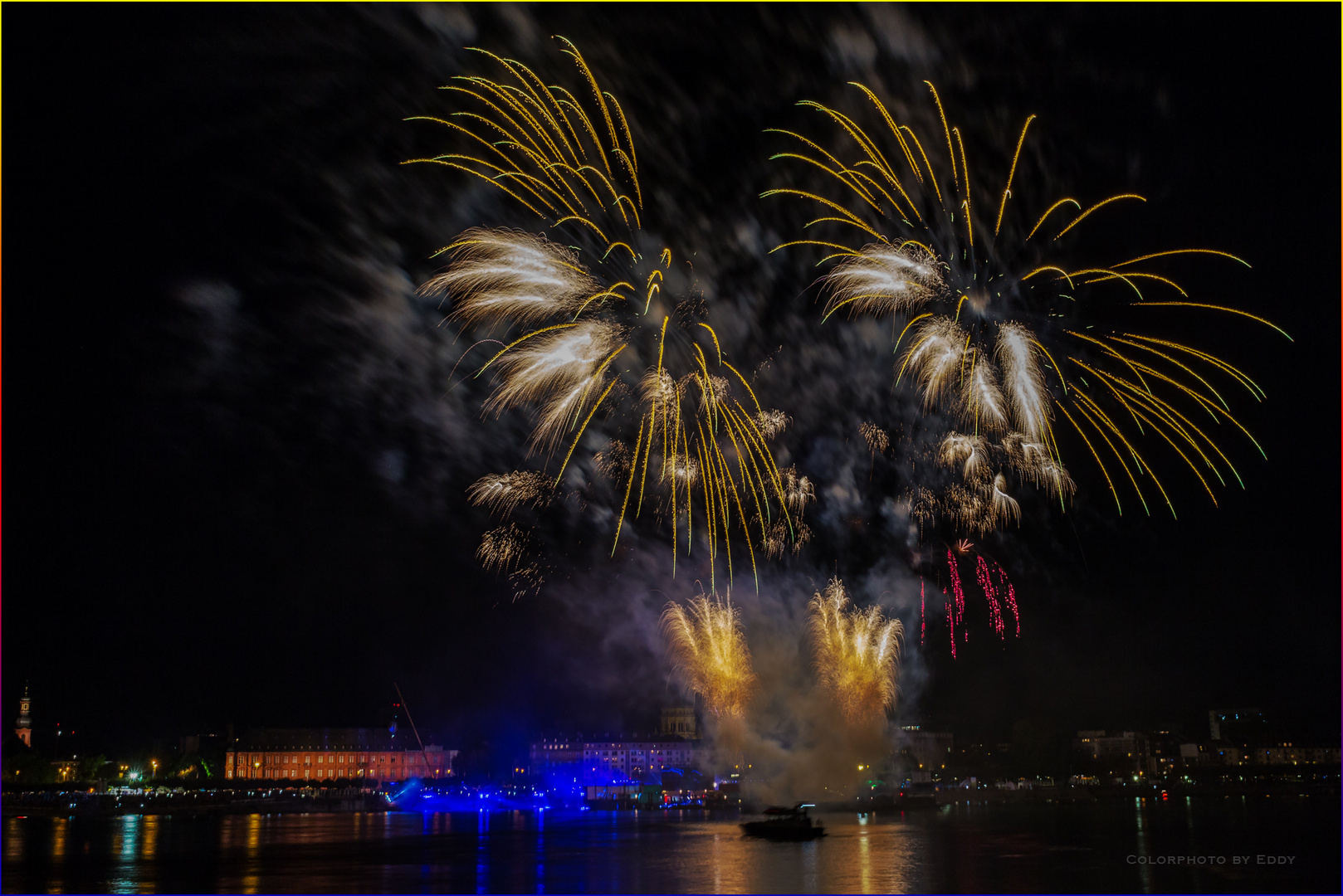 Feuerwerk in Mainz zum Tag der deutschen Einheit