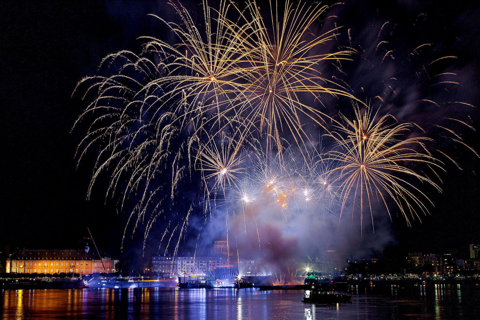 Feuerwerk in Mainz zum Tag der deutschen Einheit