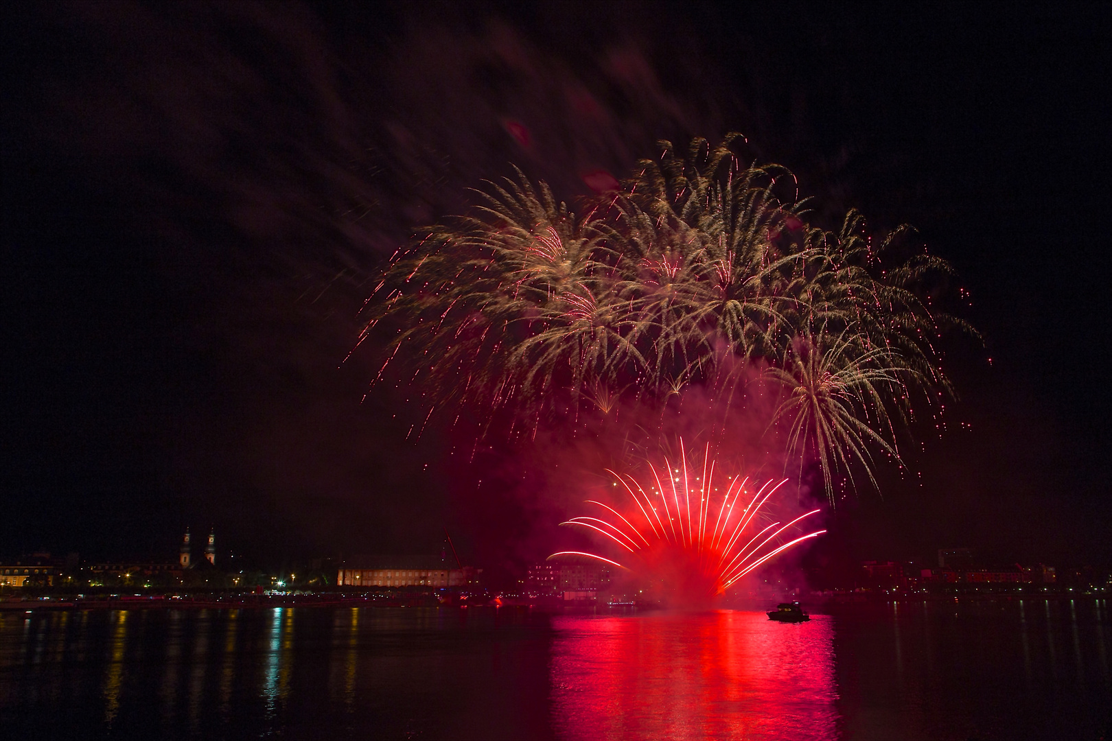 Feuerwerk in Mainz zum Tag der deutschen Einheit