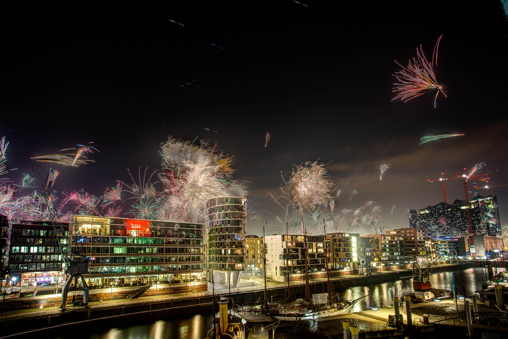 Feuerwerk in Silvesternacht in der Hafencity Hamburg