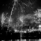 Feuerwerk in S/W bei Regen und auch echtem Nebel