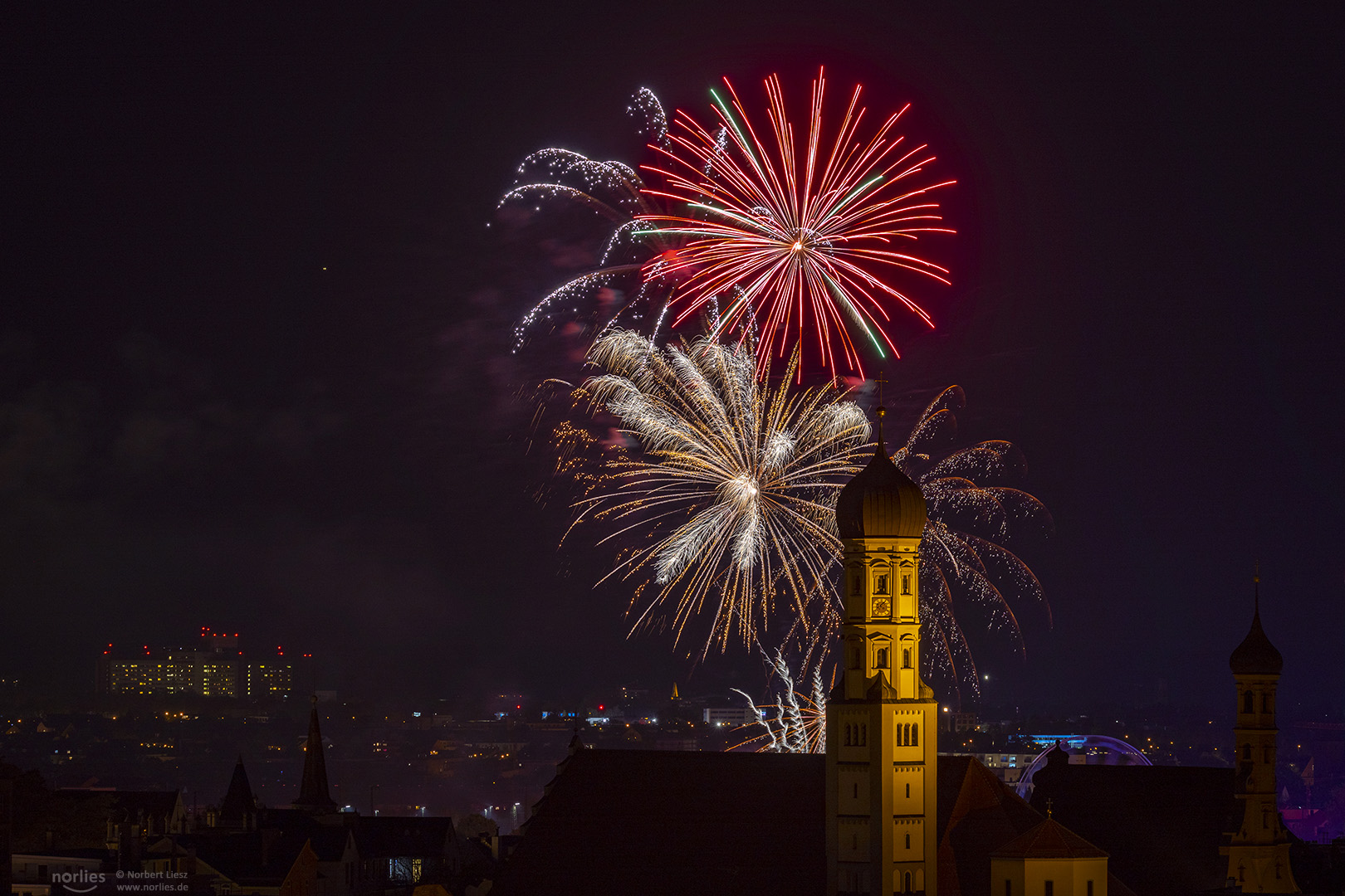 Feuerwerk mit Heilig Kreuz Kirche