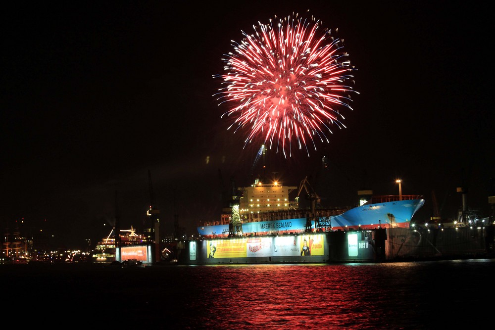 Feuerwerk MS Europa im Hamburger Hafen
