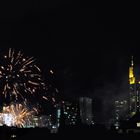 Feuerwerk neben Skyline