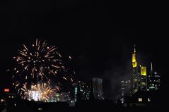 Feuerwerk neben Skyline