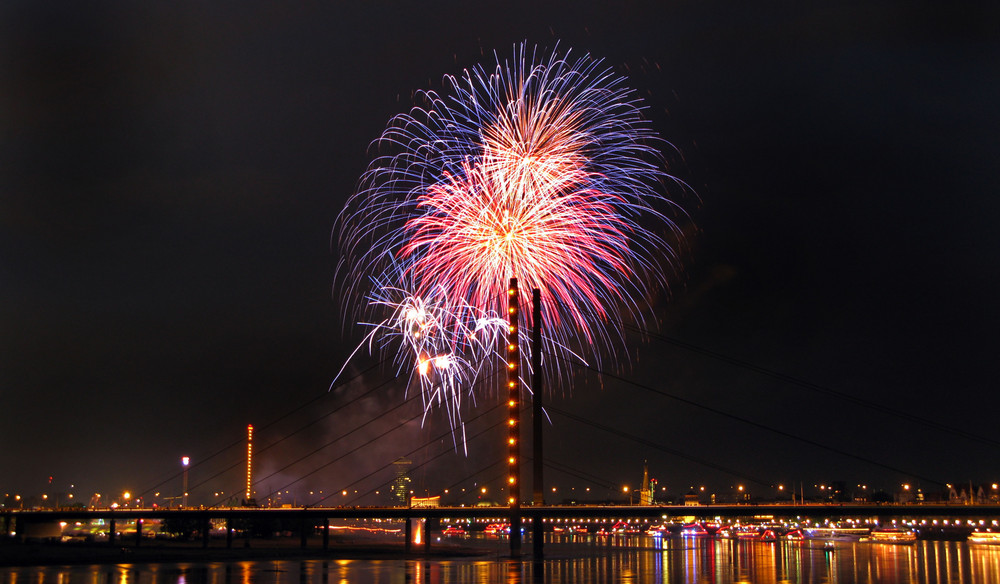 Feuerwerk über D'dorf