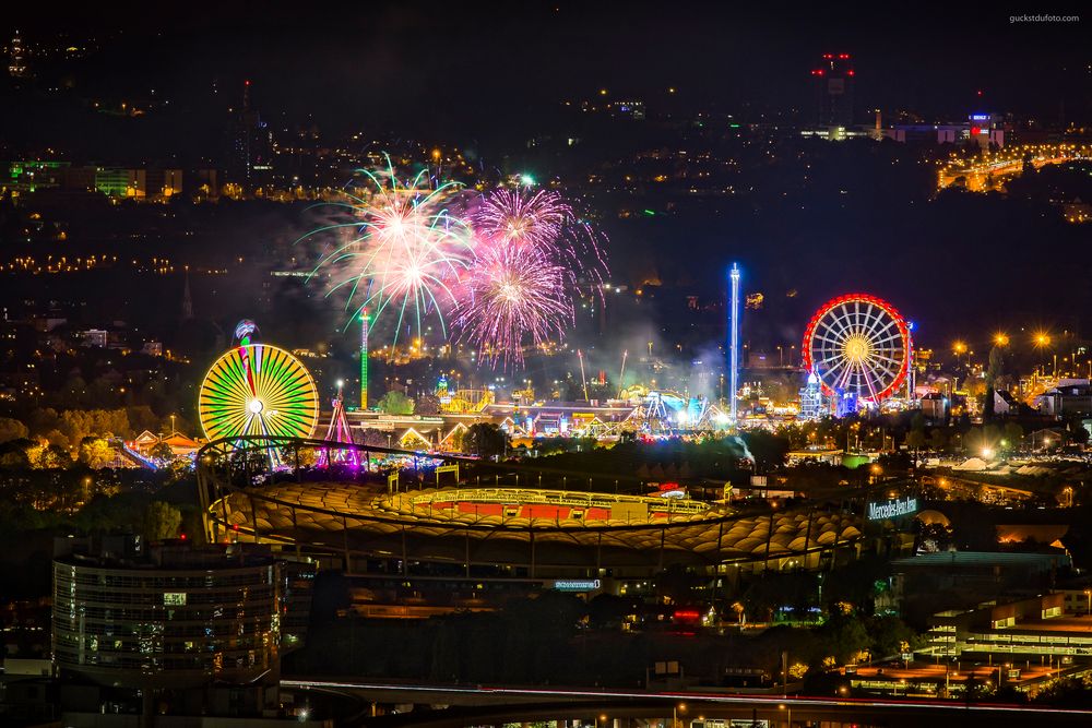 Feuerwerk über dem Cannstatter Wasen