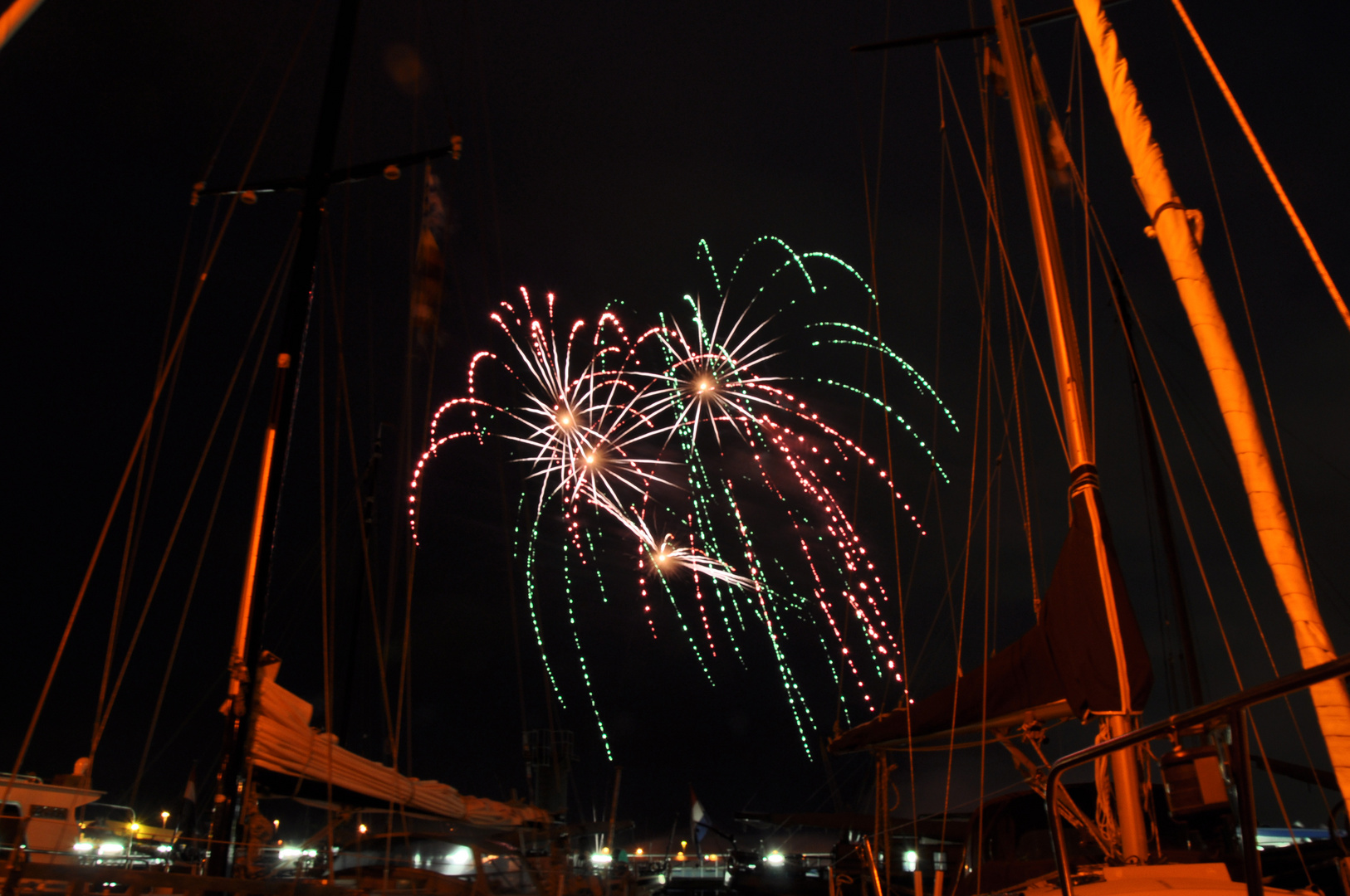 Feuerwerk über dem Delfzijler Hafen