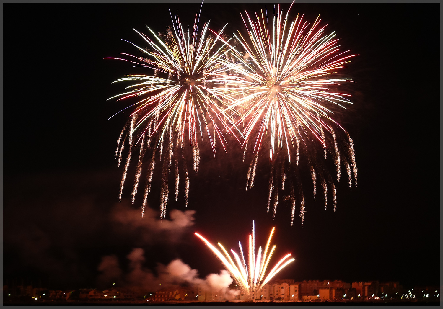 Feuerwerk über dem Hafen von Gruissan