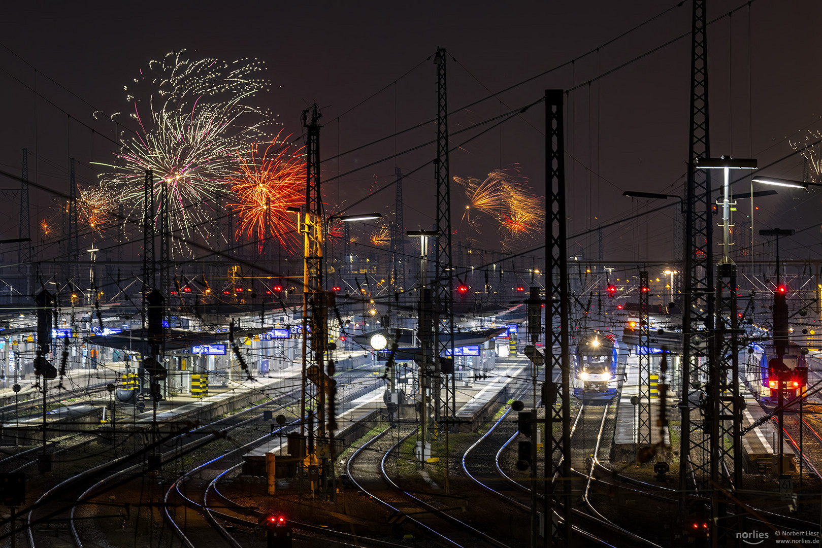 Feuerwerk über dem Hauptbahnhof Augsburg