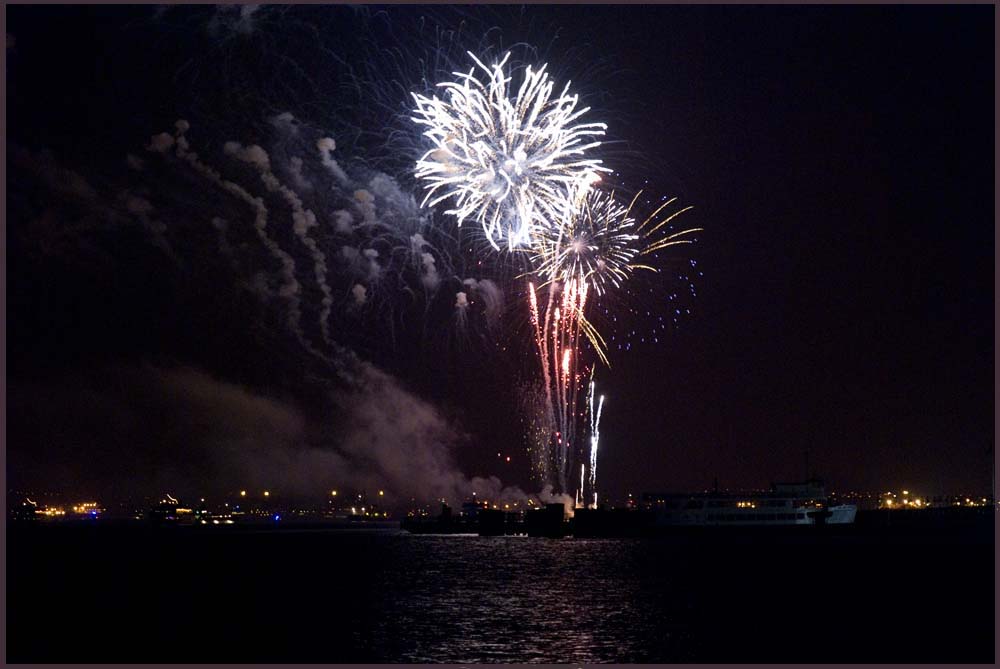 Feuerwerk ueber dem Hudson River